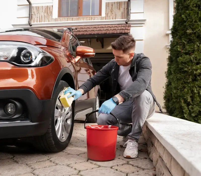 Lavage auto à domicile Bû : professionnel intervenant sur un véhicule